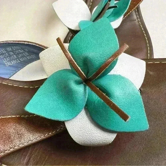 Indigo by Clarks Size 8M Brown Flip Flop
Leather Women Sandals barely worn! - Picture 9 of 12